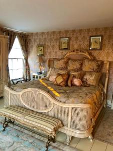 - une chambre avec un grand lit dans l'établissement Renwick Clifton House B&B, à Saugerties