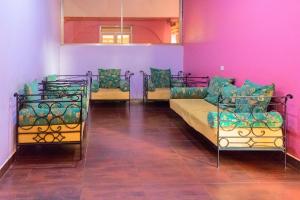 Habitación con 2 camas y pared de color rosa. en Soroti Hotel 2001, en Soroti