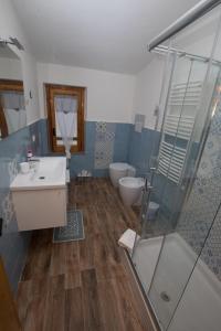 Ένα μπάνιο στο BLUE HOUSE by PerryHolidays-Reservations