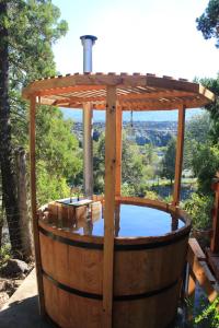 a barrel hot tub with a wooden pergola at Doña Marta del Truful in Melipeuco