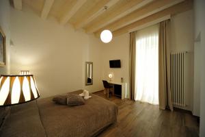 a bedroom with a bed with a lamp and a desk at B&B Palazzo San Michele in Bari