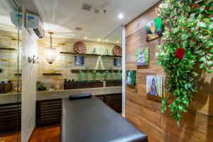 a restaurant with a bench in the middle of a room at Flat Vision Hoteleiro Norte in Brasília