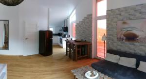 ein Wohnzimmer mit einem Sofa und einem Tisch in der Unterkunft Haus am Schlossbach**** in Brannenburg