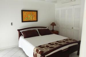 1 dormitorio con 1 cama y una foto en la pared en Apartamento en el Centro de San Andrés Islas con vista al mar- Edificio Bay Point 703, en San Andrés