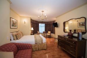 Cama ou camas em um quarto em Manoir Sherbrooke