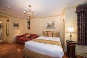 Cama ou camas em um quarto em Manoir Sherbrooke