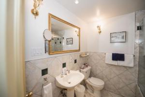 Um banheiro em Manoir Sherbrooke