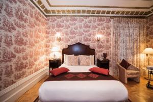 Cama ou camas em um quarto em Manoir Sherbrooke
