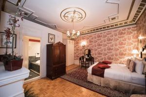 Cama ou camas em um quarto em Manoir Sherbrooke