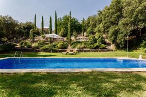 una piscina en el patio de una casa en Cabaña El Mirador, en Pedroso de Acim