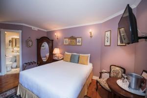 Cama ou camas em um quarto em Manoir Sherbrooke