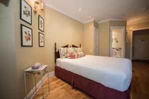 Cama ou camas em um quarto em Manoir Sherbrooke