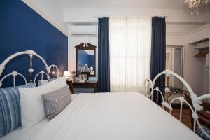 Cama ou camas em um quarto em Manoir Sherbrooke