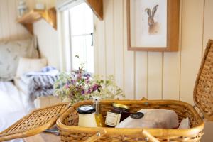 Ένα ή περισσότερα κρεβάτια σε δωμάτιο στο Romantic secluded Shepherd Hut Hares Rest