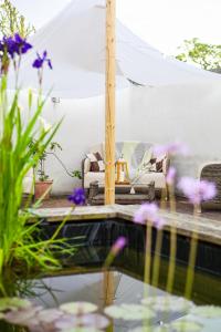 Southwick的住宿－Romantic secluded Shepherd Hut Hares Rest，一个带沙发和椅子的帐篷和鲜花