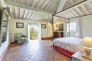 - une chambre avec un grand lit dans l'établissement Villa Sorgente, à Santa Maria Albiano