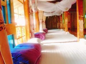 a row of pillows lined up in a room at Ngọc Thúy Homestay Mù Cang Chải in Lao San Chay
