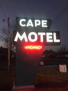 ein großes Schild für ein Cape Motel auf einer Straße in der Unterkunft Cape Motel in Cape Charles