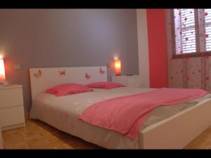 ヴィルヌーヴ・ルベにあるLes Hauts de Vaugrenierのベッドルーム1室(ピンクのシーツが敷かれたベッド1台、窓付)