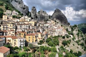 grupa domów na wzgórzu z górami w obiekcie Monserrat w mieście Castelmezzano