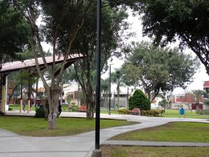 un poste en medio de un parque con árboles en Sucesac en Lima