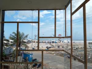 Blick auf den Strand von einem Gebäude in der Unterkunft Hotel Annai Bay in Velankanni