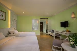 Телевизор и/или развлекательный центр в Aonang Villa Resort I Beach Front