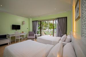 Телевизор и/или развлекательный центр в Aonang Villa Resort I Beach Front