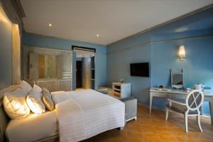 Телевизор и/или развлекательный центр в Aonang Villa Resort I Beach Front