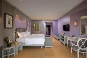 Телевизор и/или развлекательный центр в Aonang Villa Resort I Beach Front