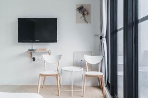 TV a/nebo společenská místnost v ubytování Boléro Homestay I 鄰近花園夜市