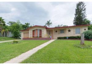 a house with a green lawn in front of it at Home away from Home! in Deltona
