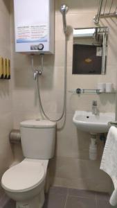 A bathroom at Celltronik Hostel 先創旅店