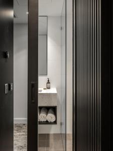 A bathroom at Mercure Sydney Rouse Hill