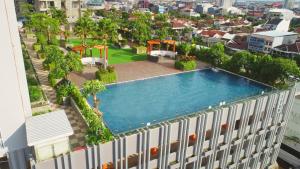 an overhead view of a swimming pool on top of a building at Vida View Apartement, Tower Asthon Unit 20 P in Makassar