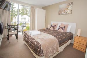 - une chambre avec un lit, une table et une fenêtre dans l'établissement Brinkley Resort, à Methven