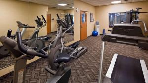 Fitnesscenter och/eller fitnessfaciliteter på Best Western Plus Portage Hotel and Suites