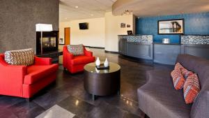 Uma área de estar em Best Western Plus Portage Hotel and Suites