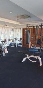 Una habitación con un gimnasio con máquinas de correr. en Mandai 02 suítes apt 101 MC temporadas, en Cabo Frío