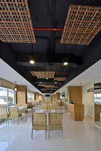 Posezení v ubytování Whiz Prime Hotel Basuki Rahmat Malang
