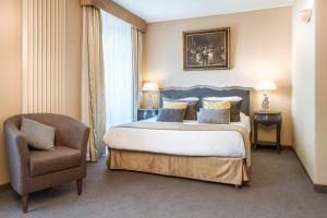 Postel nebo postele na pokoji v ubytování Hôtel des Augustins