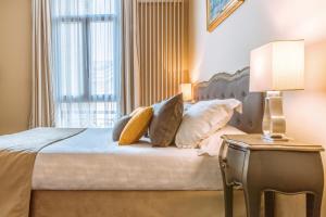 Postel nebo postele na pokoji v ubytování Hôtel des Augustins