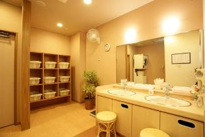 La salle de bains est pourvue de 2 lavabos et d'un grand miroir. dans l'établissement Hotel Route-Inn Hamamatsu Nishi Inter, à Hamamatsu