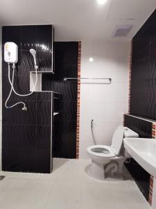 班昌的住宿－Nirvana@Phala，一间带卫生间和水槽的浴室