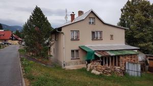 ein Haus am Straßenrand in der Unterkunft Apartmany Pohořaly in Rokytnice nad Jizerou