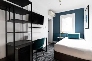 Avoca Randwick by Sydney Lodges tesisinde bir odada yatak veya yataklar