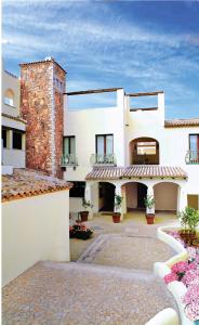 un gran edificio blanco con un patio con macetas en Hotel Sa Pedra, en Murta Maria