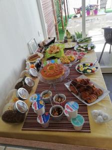 una mesa con un montón de comida. en B&B Vista sul Mare en Porto Empedocle