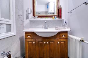 Koupelna v ubytování Plaka Elegant Apartment + 35 fotografií