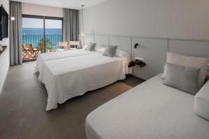 een hotelkamer met 2 bedden en een balkon bij GHT Miratge - Only Adults 18 and up in Lloret de Mar